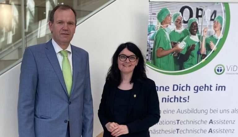 Christine Neumann-Martin zu Besuch in der ViDia Klinik Karlsruhe